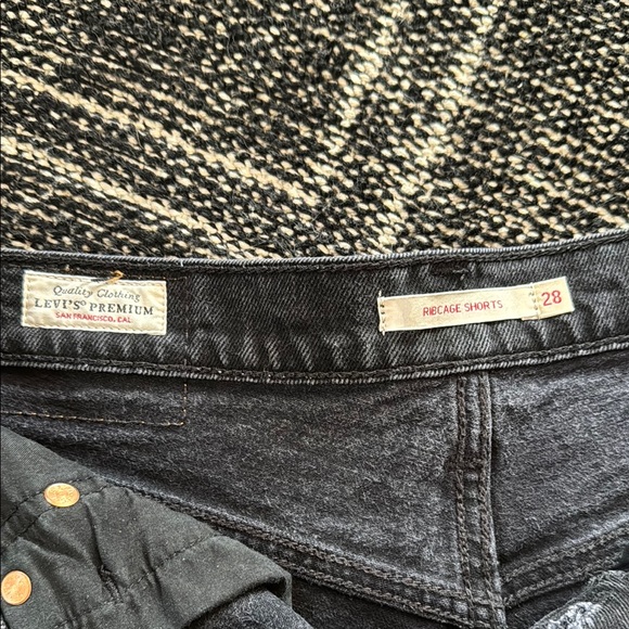 Levi's Ribcage Shorts - Picture 2 of 4